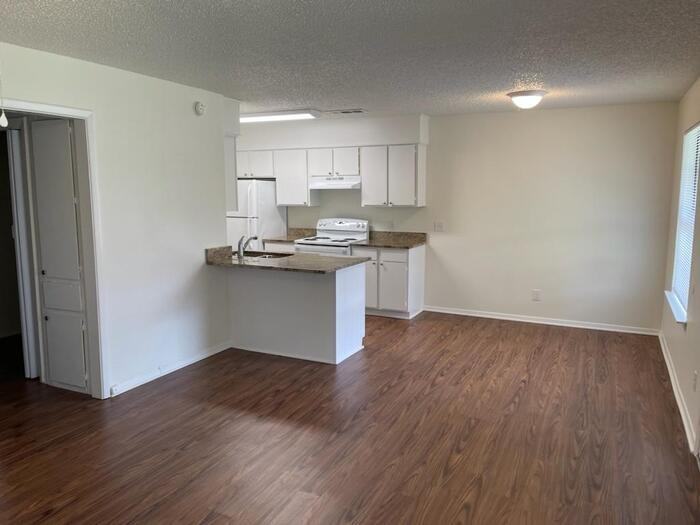 3212 Matthews Dr - Photo 3 of 14
