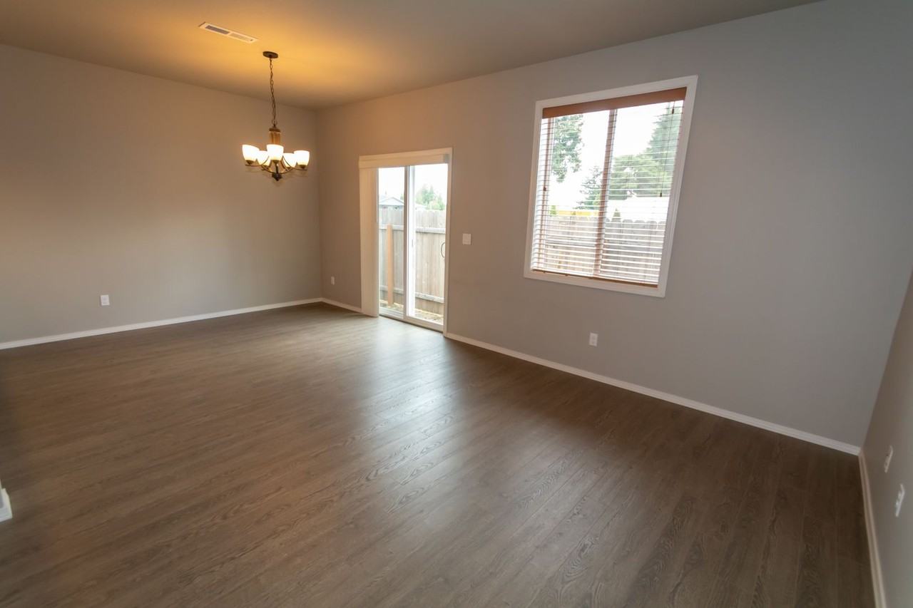 13704 Ne 64th Cir - Photo 2 of 18