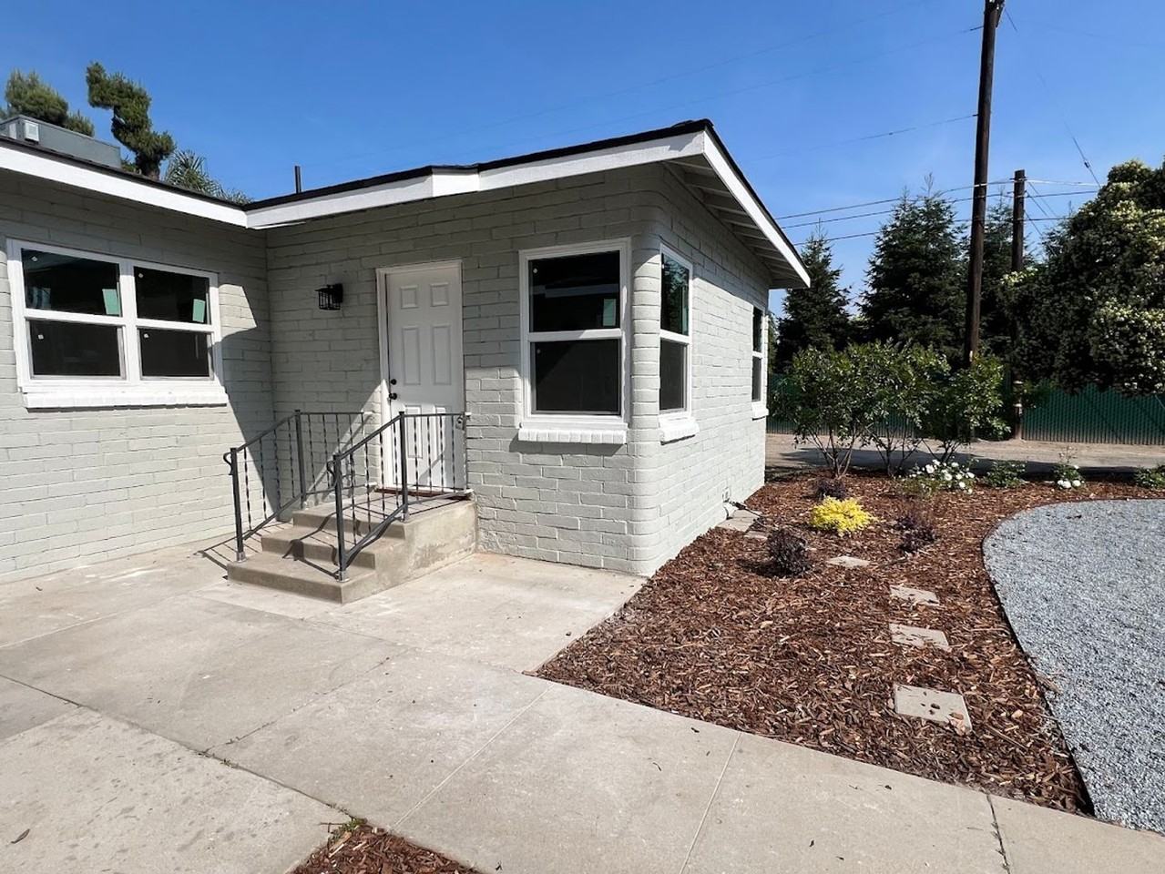 225 N Reed Ave - Photo 2 of 24