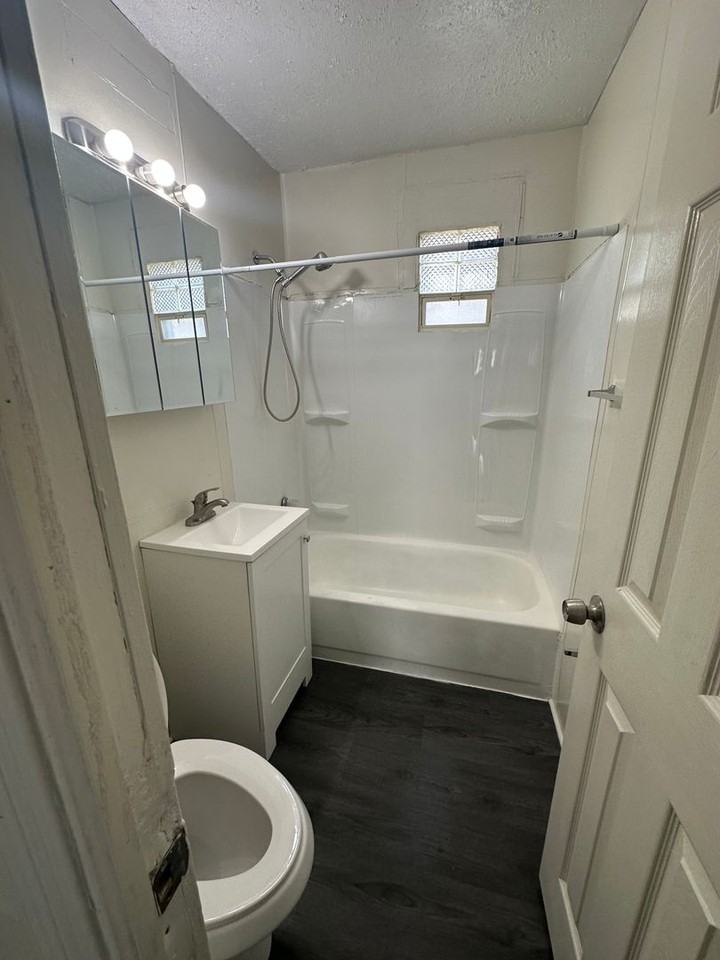 4391 E 141st St - Photo 5 of 9