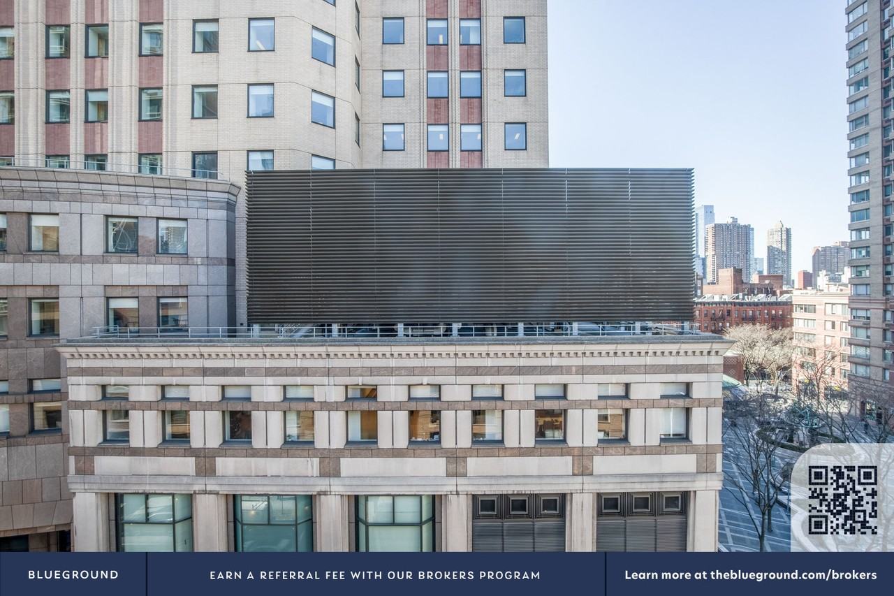 311 West 50th Street - Photo 5 of 29