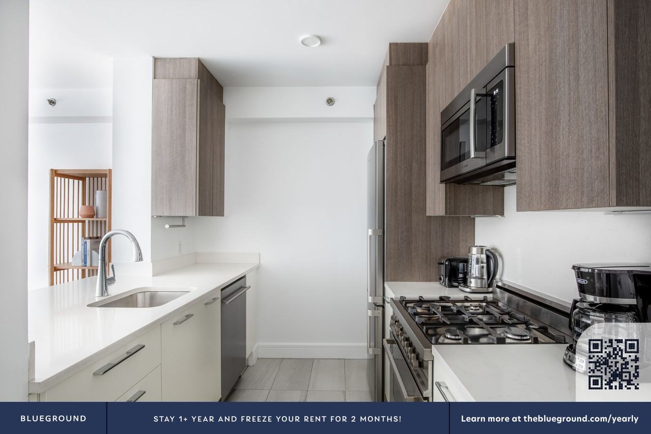 311 West 50th Street - Photo 7 of 28