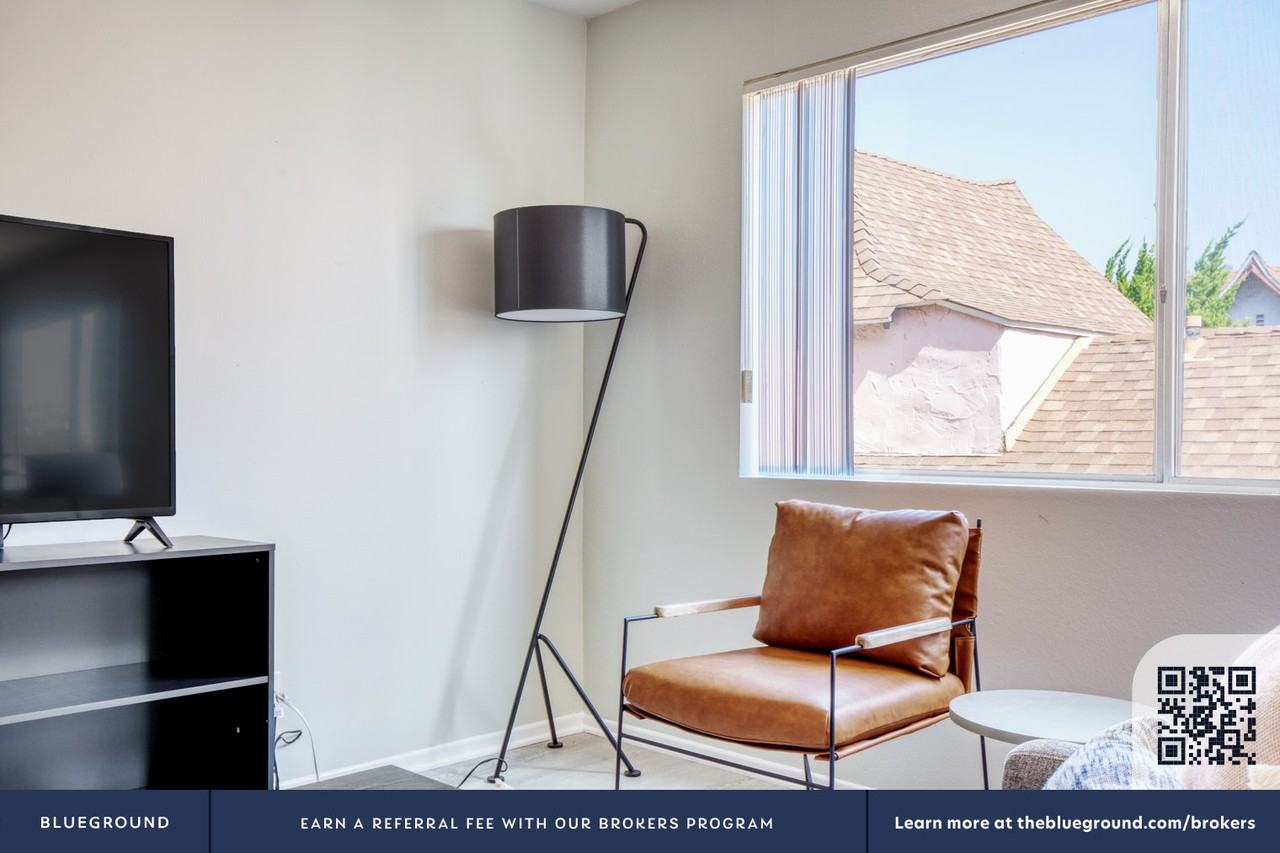 616 North Sweetzer Avenue - Photo 4 of 25