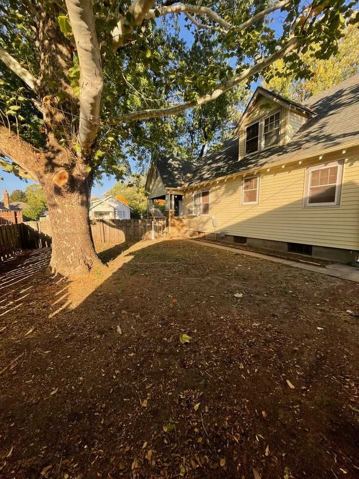 1122 6th St - Photo 2 of 33