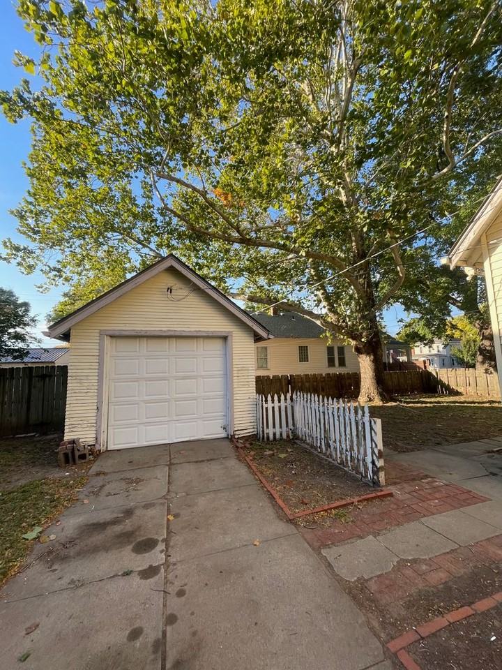 1122 6th St - Photo 3 of 33