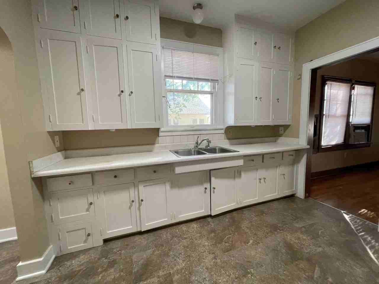 1122 6th St - Photo 5 of 50