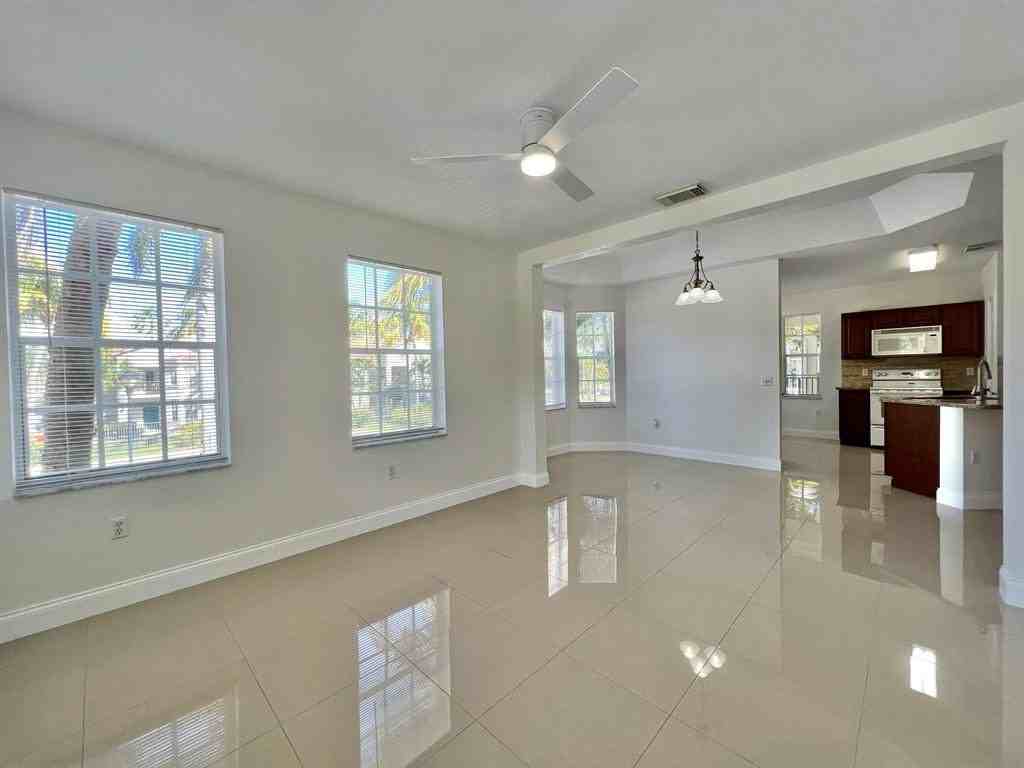 1110 Belmont Pl - Photo 2 of 8