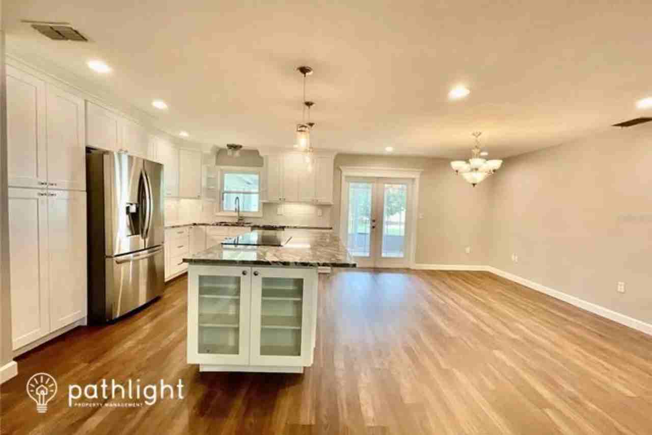 5453 Southgrove Dr - Photo 3 of 14