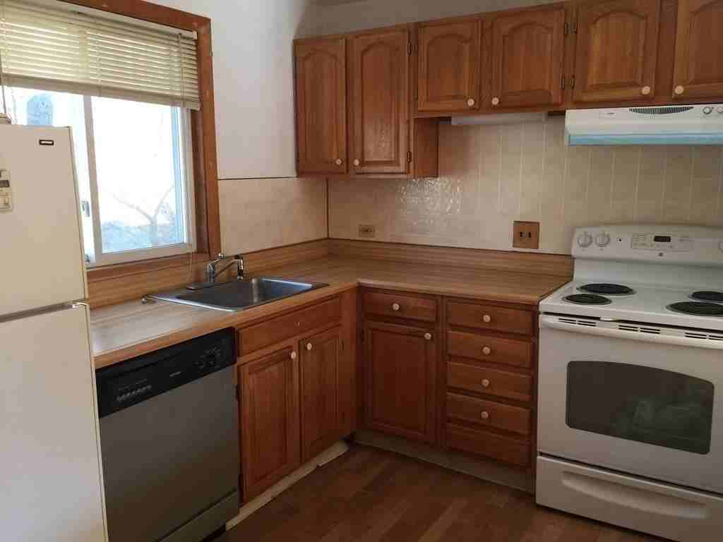 42 Lionel Ave #D - Photo 4 of 13