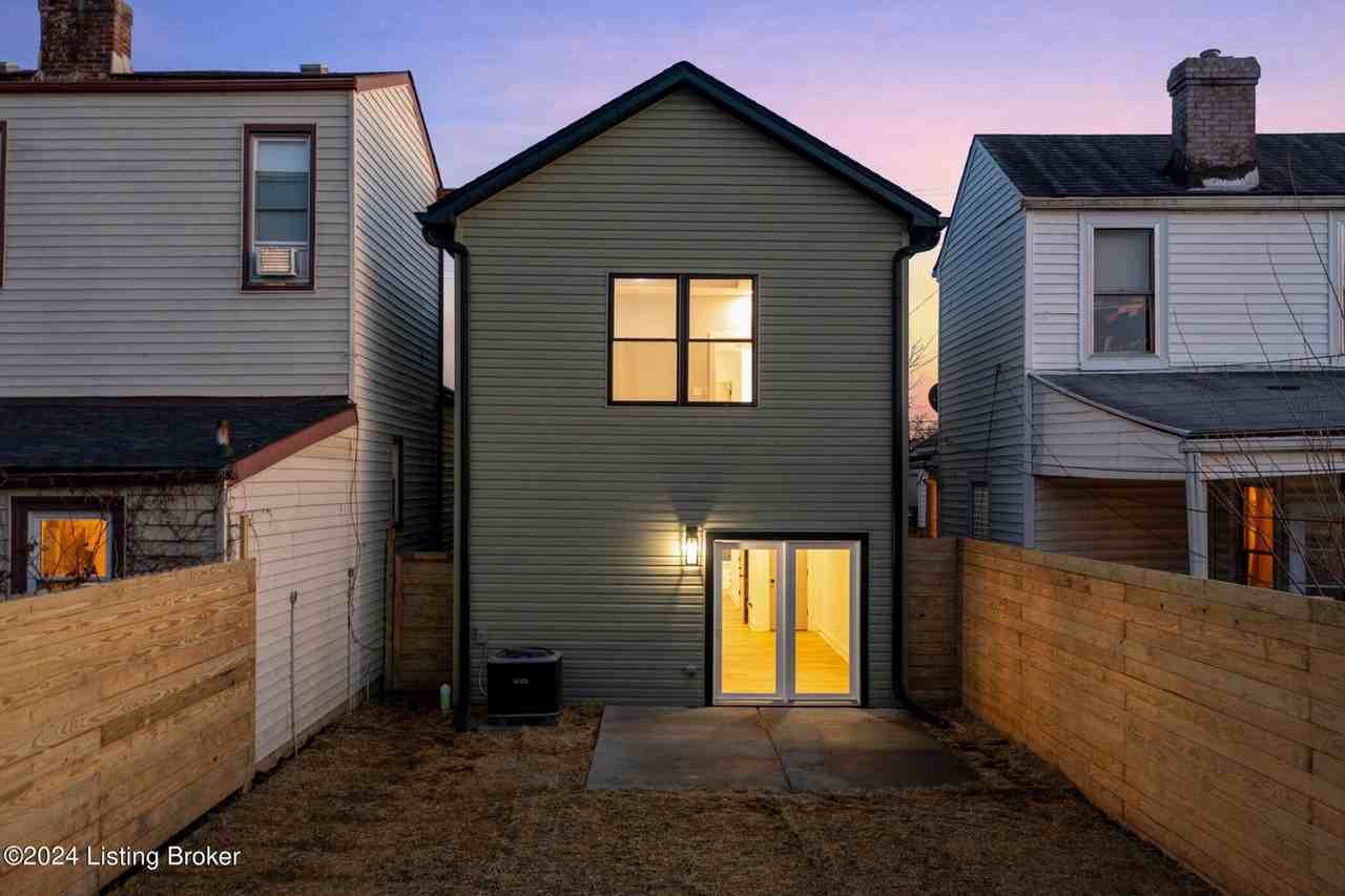 923 E Oak St - Photo 3 of 50