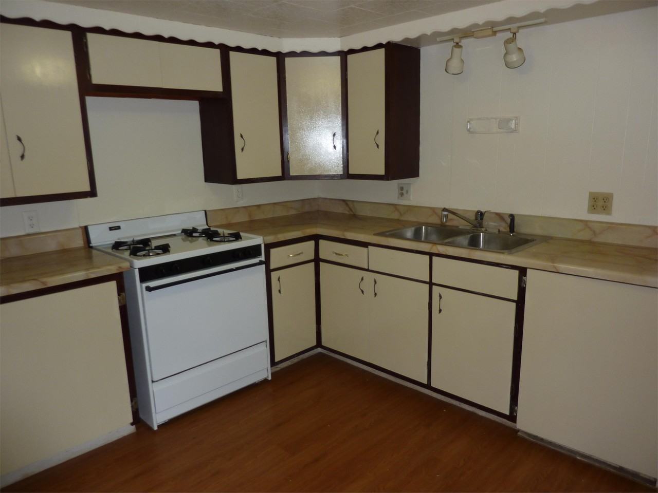 37 1/2 Canandaigua St #37-1-2 - Photo 3 of 12