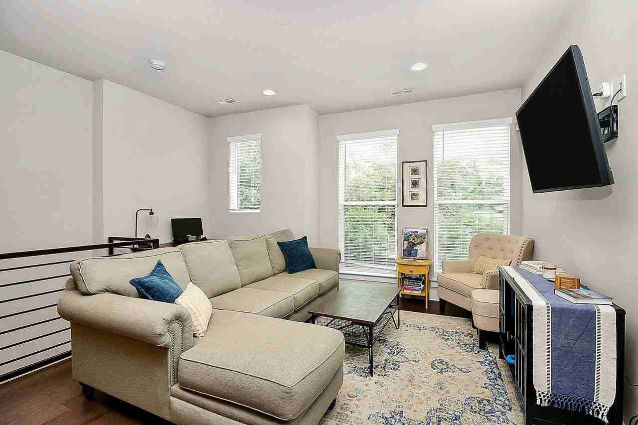 323 Uptown West Dr - Photo 3 of 31