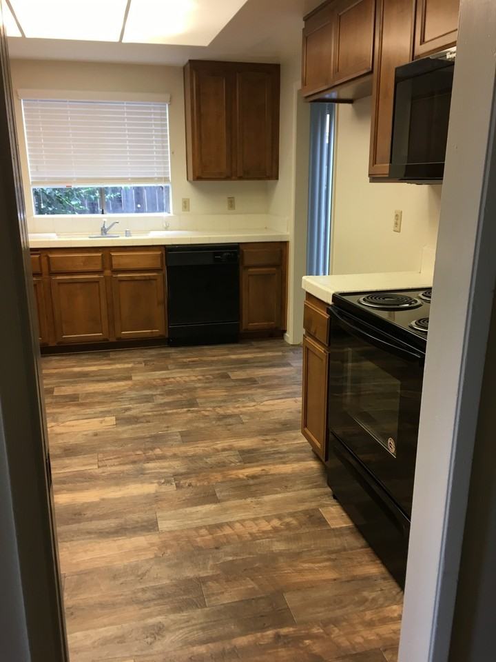 1405 Pebblewood Dr - Photo 3 of 10