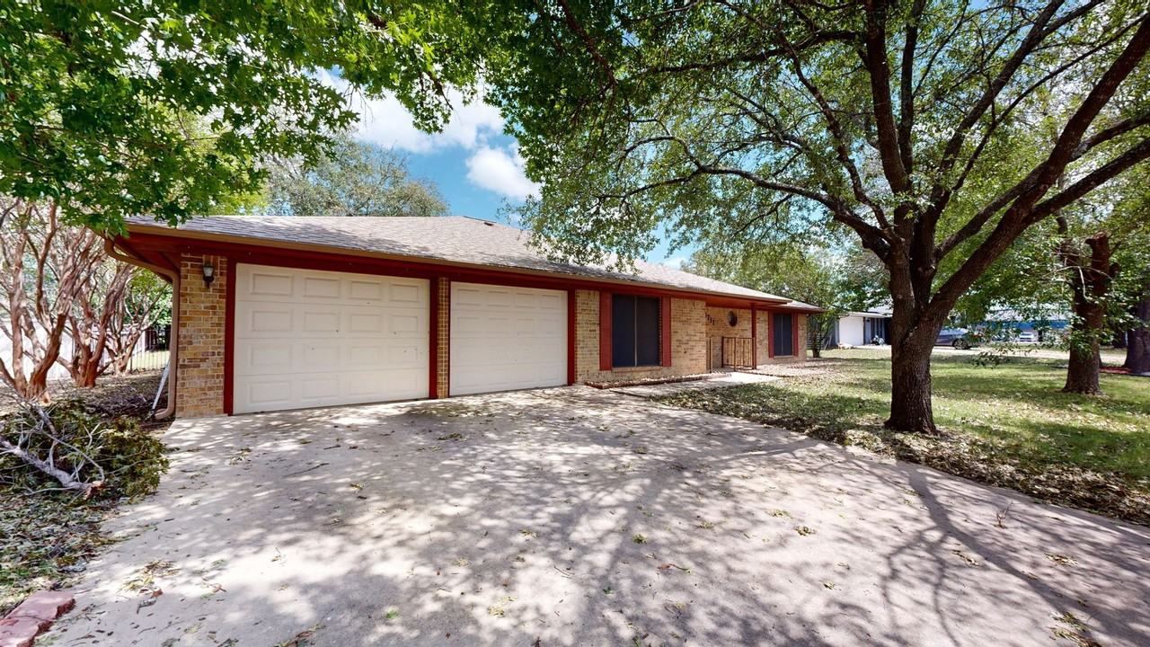 1711 Redwood Dr - Photo 2 of 26