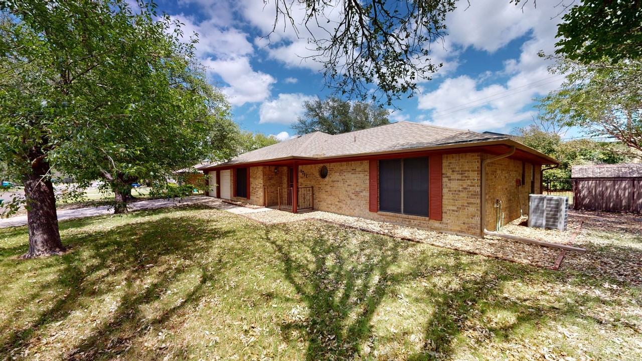 1711 Redwood Dr - Photo 4 of 26