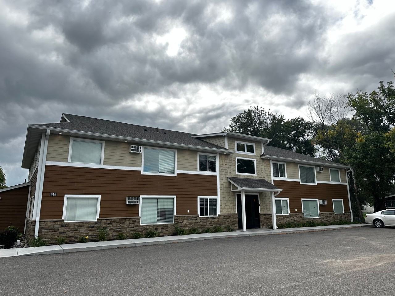 916 6th Ave NE - Photo 2 of 2