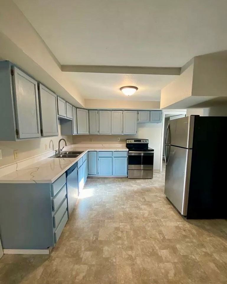 W 3rd St Triplex - Photo 2 of 10