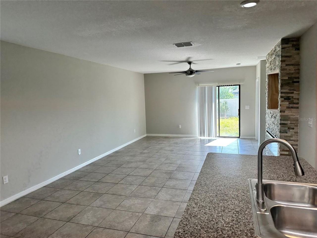 15706 Greenleaf Bay St - Photo 3 of 11