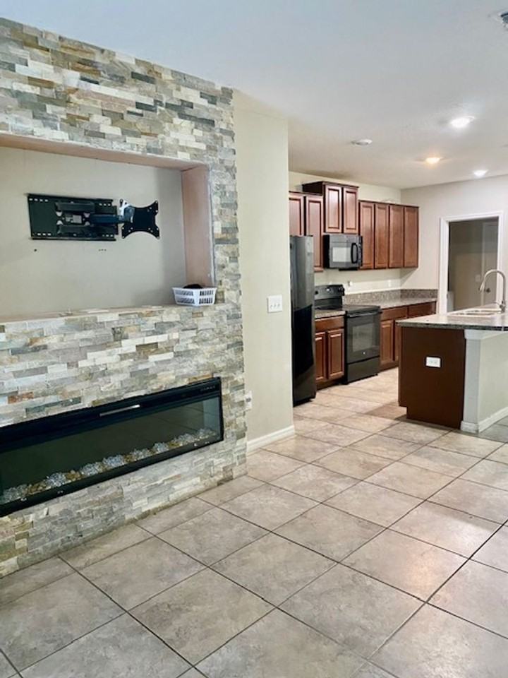 15706 Greenleaf Bay St - Photo 4 of 11