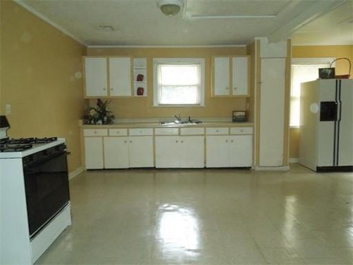 223 E 12th St - Photo 2 of 10