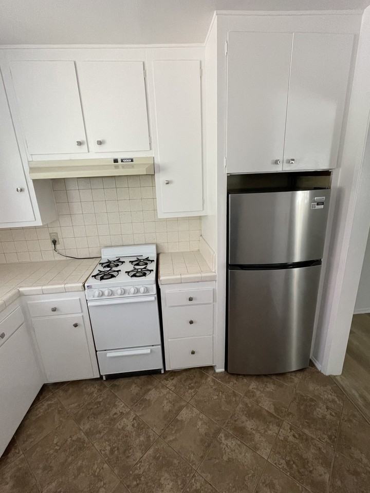 109 North Screenland Drive #E - Photo 3 of 11