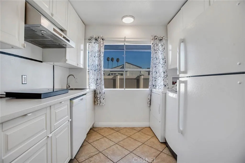 18521 Mayall St - Photo 5 of 10