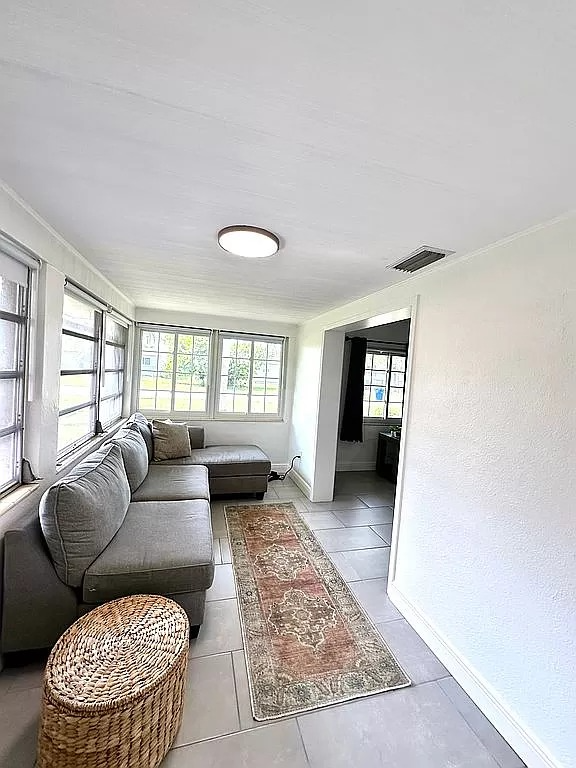 1657 Grace Ave - Photo 3 of 17