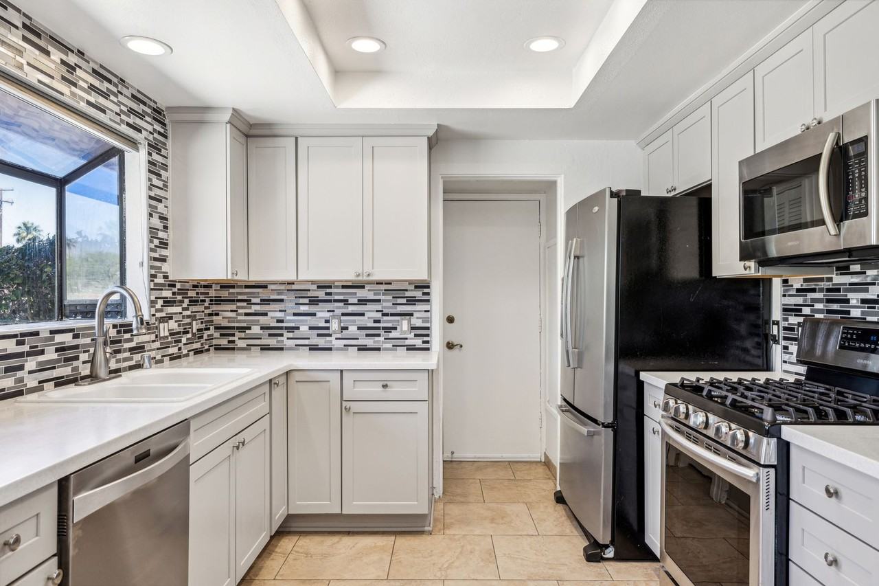 2140 2140 E. Acacia Rd.