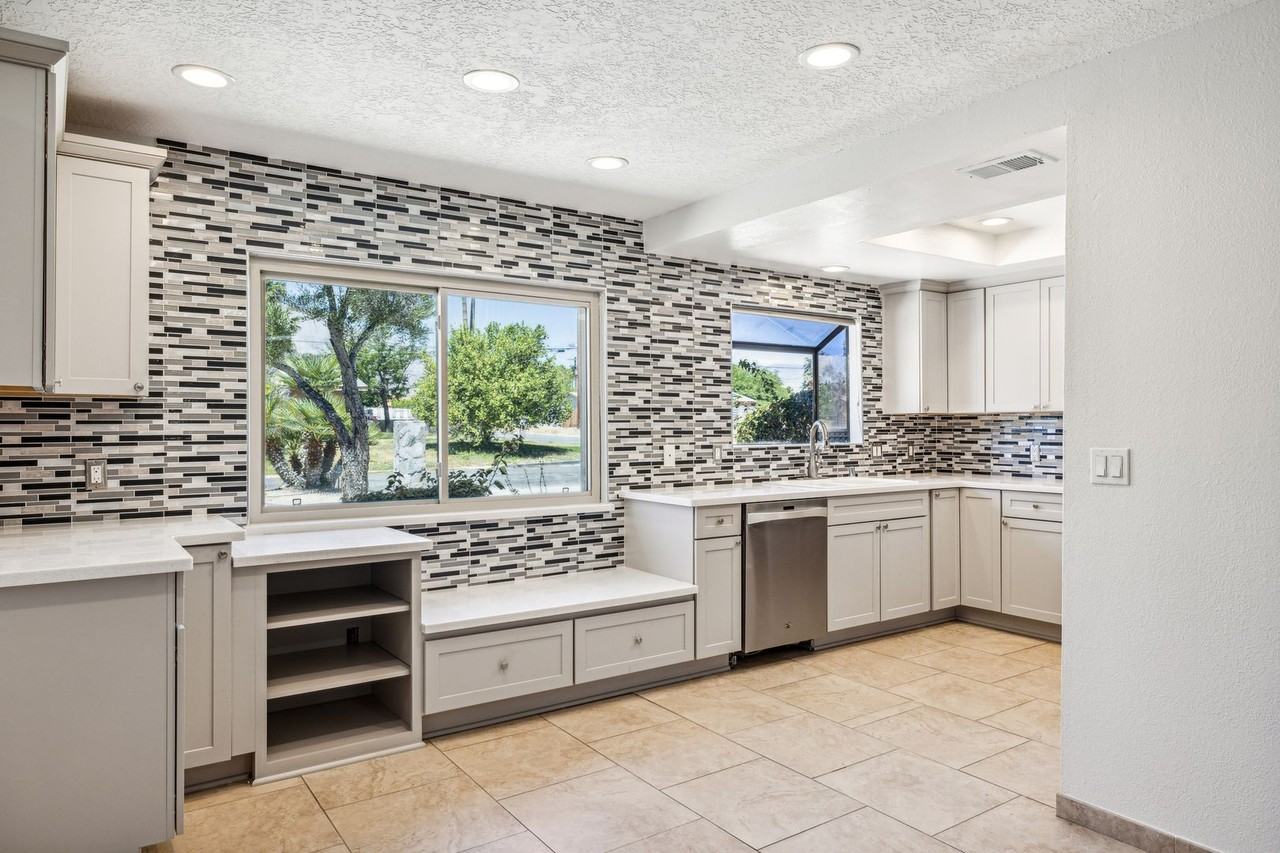 2140 Acacia Rd E - Photo 2 of 50