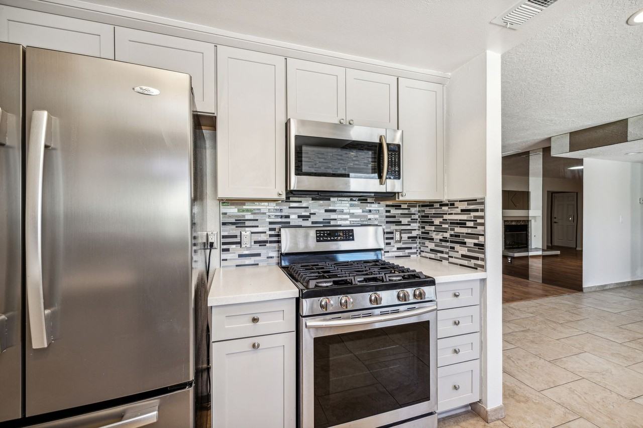 2140 Acacia Rd E - Photo 4 of 50