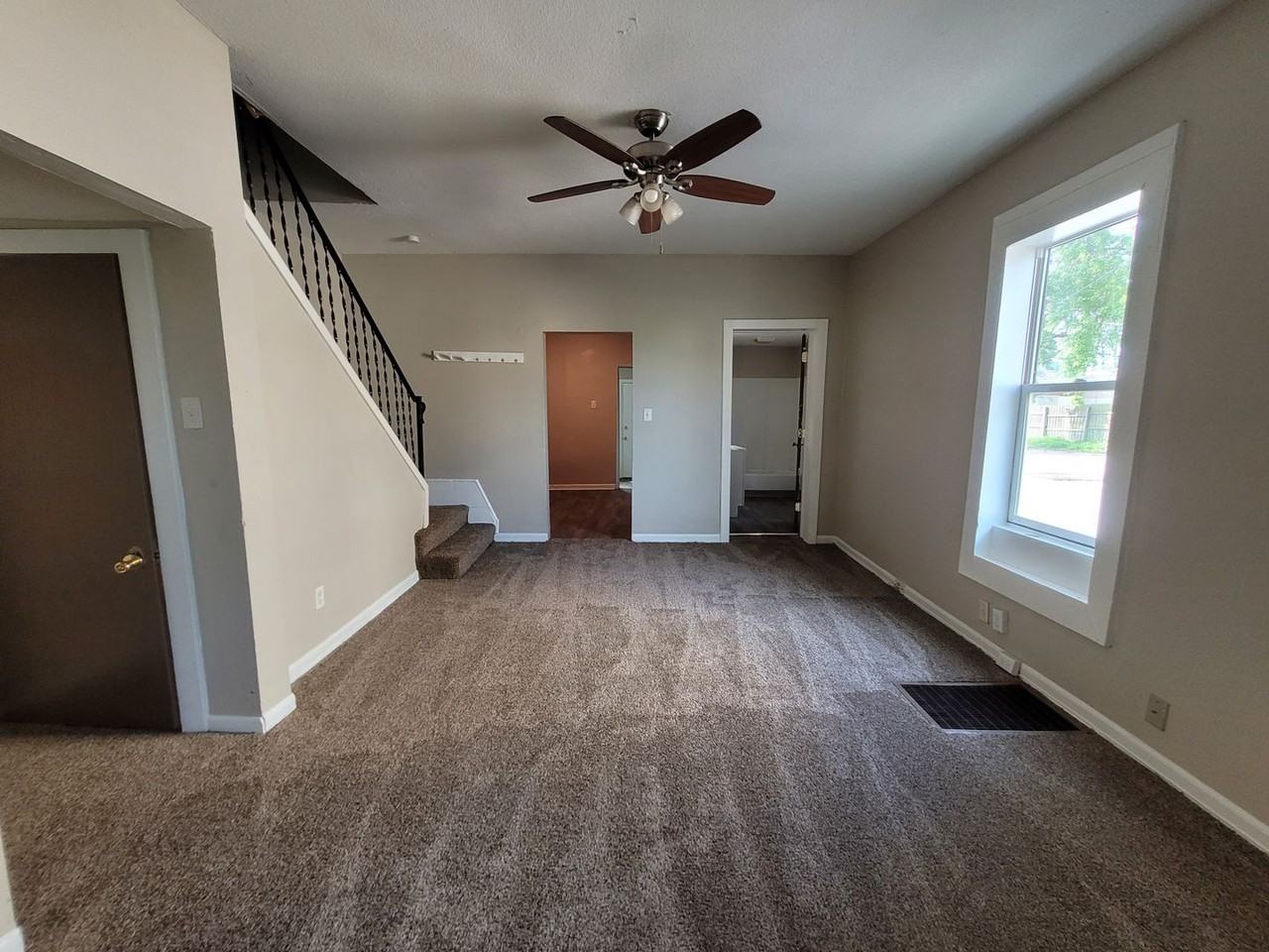 1525 Des Moines St - Photo 6 of 20