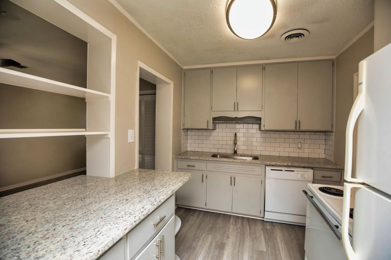 118 Nottingham Ct - Photo 4 of 12