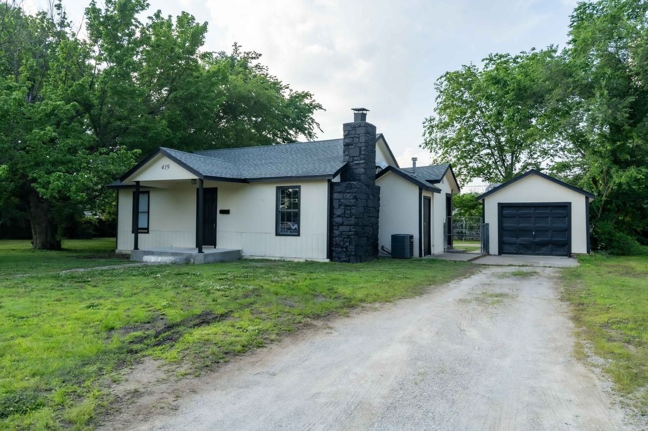 419 E Pine St - Photo 3 of 14