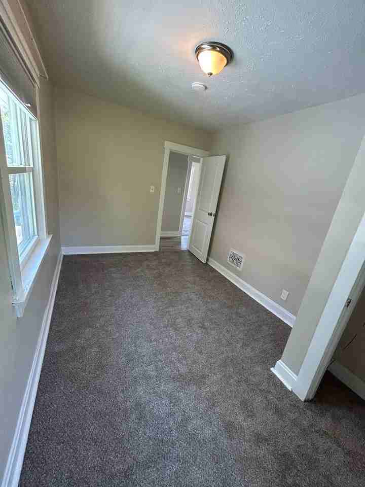 183-185 S Eureka Ave - Photo 2 of 19