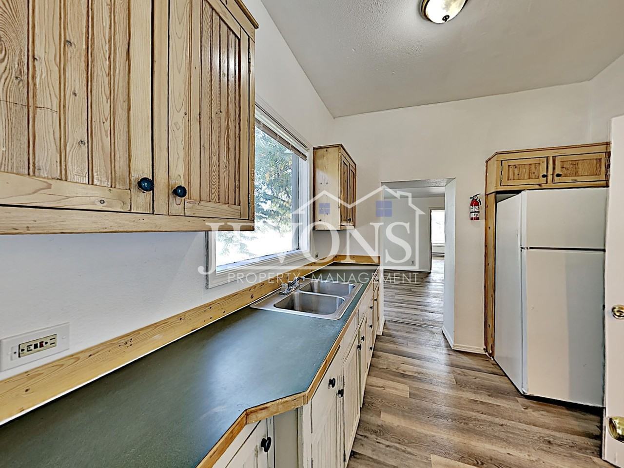 215 N Chestnut St Toppenish, WA 98948 - Photo 2 of 27