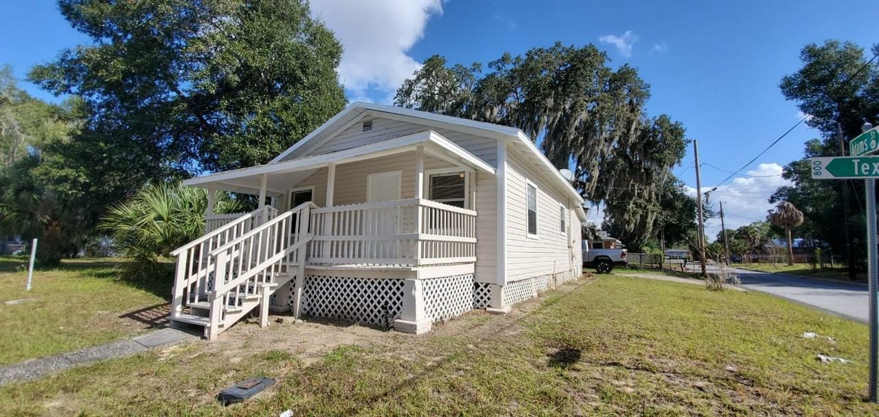 829 Texas Ave - Photo 2 of 10