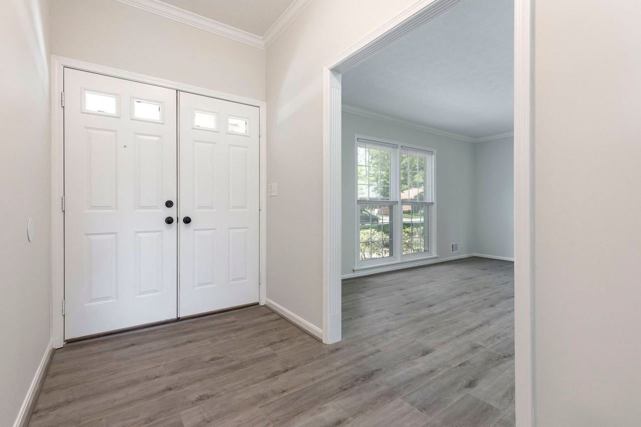 6804 Tottenham Rd - Photo 2 of 37