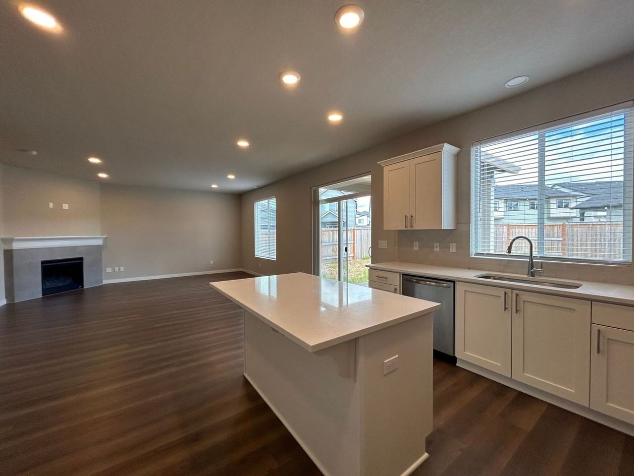 1686 S Quartz Dr - Photo 3 of 30