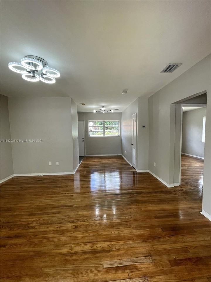 5864 Sw 9th St #5864 - Photo 3 of 8