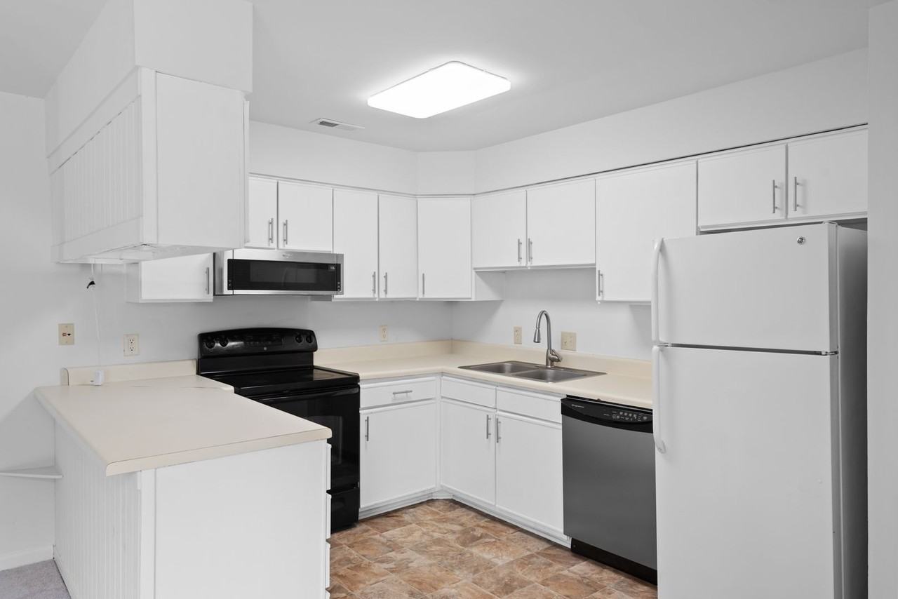 270 Summerwalk Cir - Photo 3 of 22