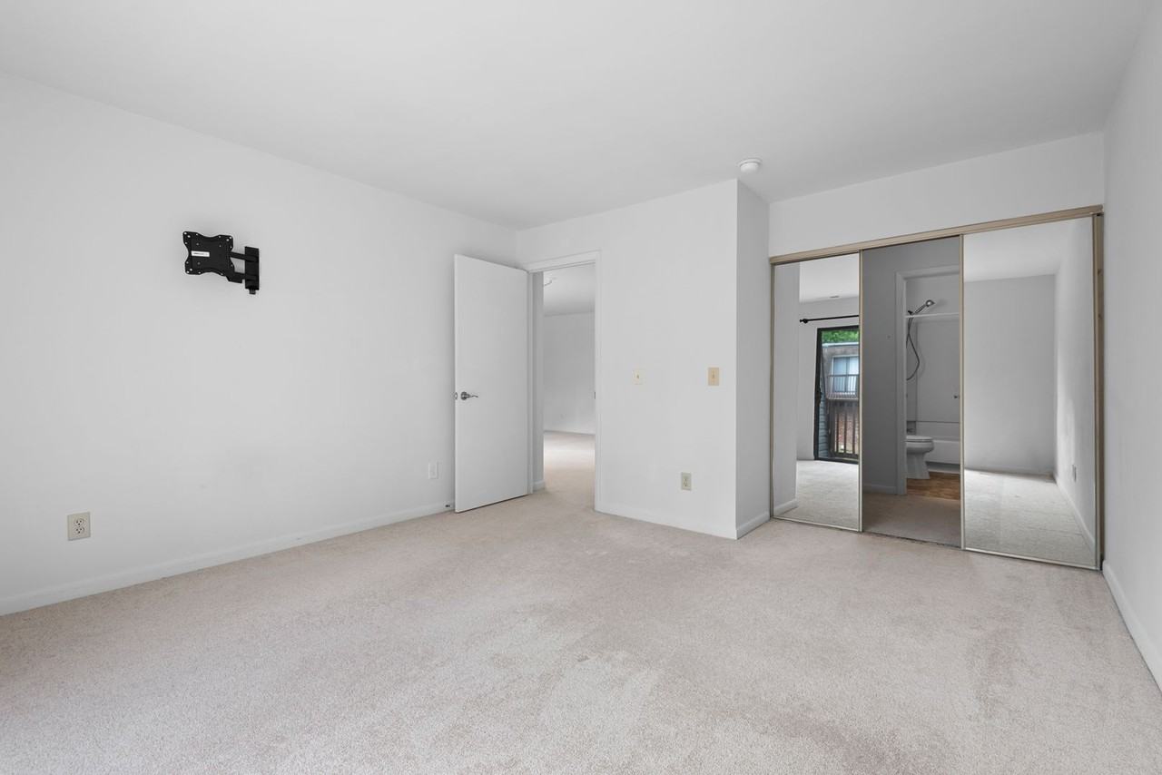 270 Summerwalk Cir - Photo 5 of 22