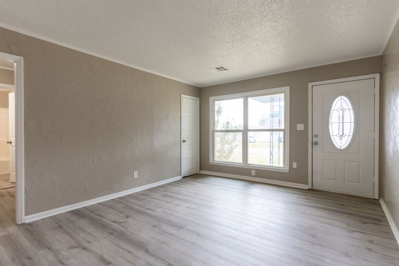 1149 Nw 89th St - Photo 3 of 22