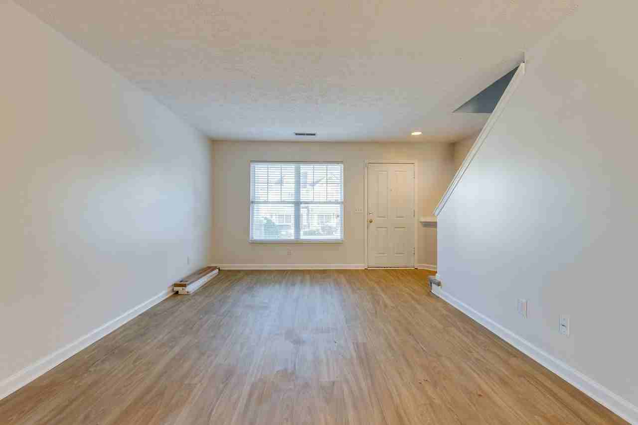 318 Shadow Glen Dr - Photo 3 of 15