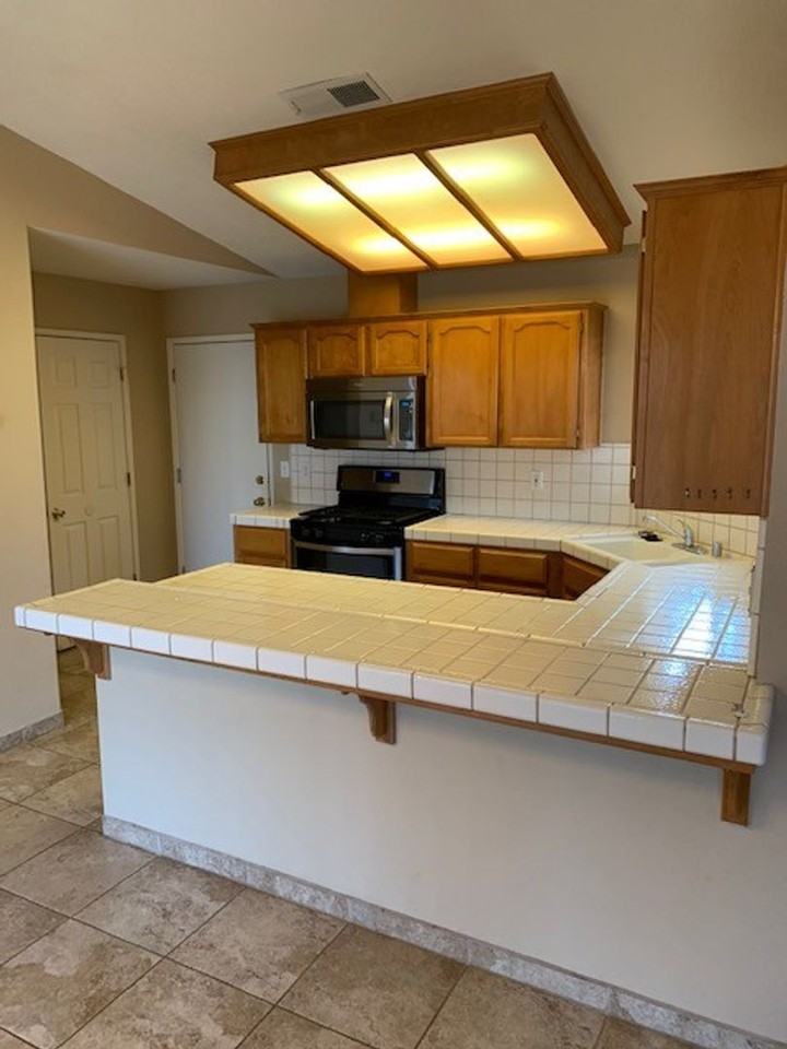 512 W Windsor Dr - Photo 3 of 10