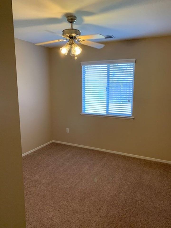 512 W Windsor Dr - Photo 5 of 10