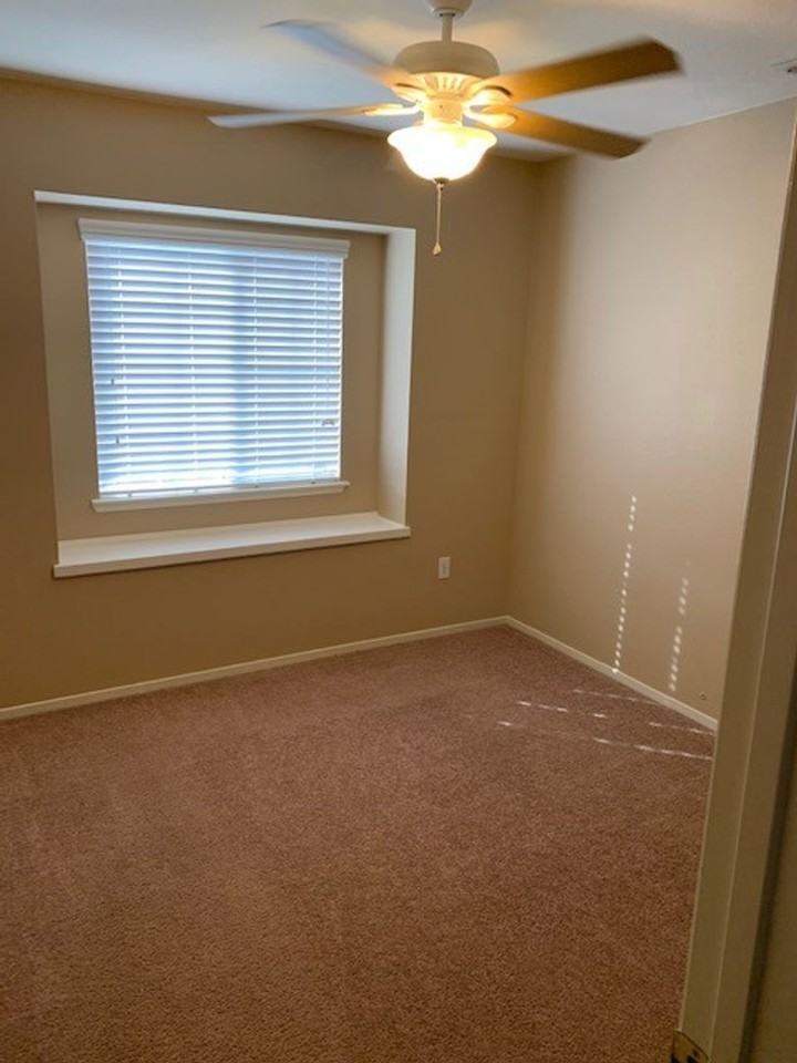 512 W Windsor Dr - Photo 7 of 10