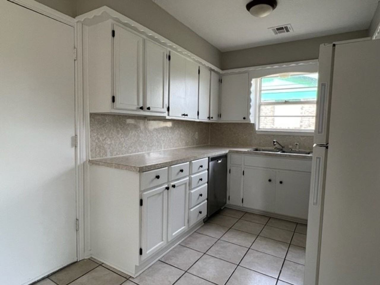 130 Ne Fullerton St - Photo 5 of 13