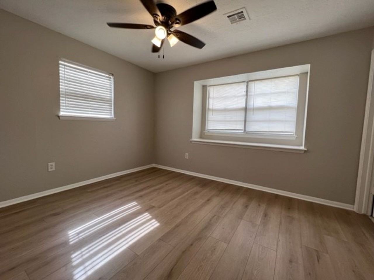 130 Ne Fullerton St - Photo 7 of 13