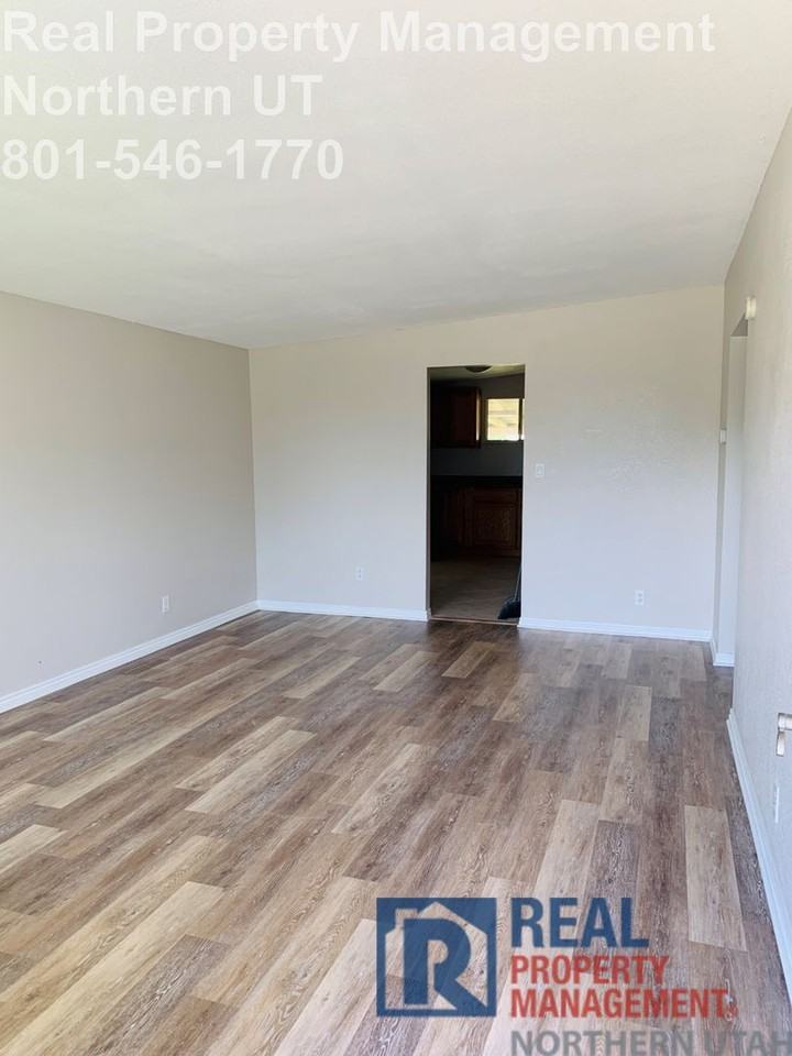 628 E 1050 N - Photo 2 of 28