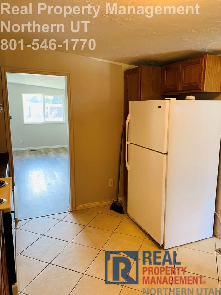 628 E 1050 N - Photo 4 of 28